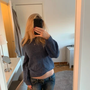 Blå stickad tröja - Säljer denna jättemysiga och fina blå stickade tröjan från Object. Den har använts sparsamt och har ej några defekter💖 Kontakta vid frågor eller fler bilder!