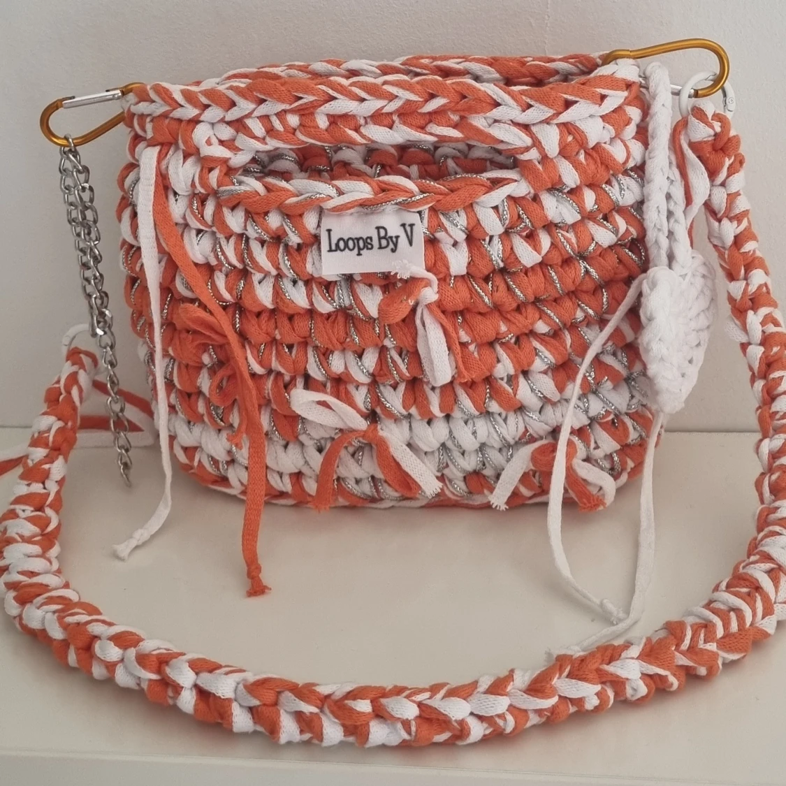 Orange och vit virkad axelväska från Loops By V - 1