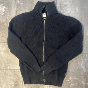 Dobber Zip - En svart full zip från Dobber, bra skick. Kan släppas för billigare vid snabb affär! 