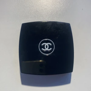 Chanel ögonskugga  - Säljer en ögonskugga från chanel. Färgerna är skimmriga är ögonskuggs paletten är i färgen Les 4 ombres. Ordinarie pris 811kr.