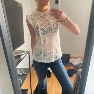 Vit spetsblus - Säljer min jättefina spetsblus som är jättefin till sommaren🤍
