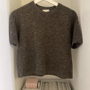 Brun stickad tröja från Gina Tricot - Säljer en mysig brun stickad tröja från Gina Tricot. Tröjan har korta ärmar och är i väldigt bra skick!
