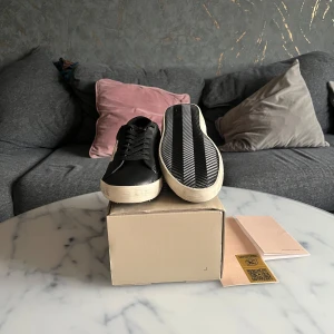 Golden Goose - Hej! 👋 Säljer dessa golden goose köpte dom för ett tag sen var inte min stil färg 🎩 skicka 8/10 vill få ut dessa snabbt så pris är diskuterbart för andra funderingar kom dm ha det gott!