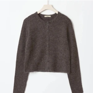 Knitted cardigan - säljer denna fina kofta från gina då den ej kommer till användning längre, även köpt här på plock och använd fåtal gånger🩷