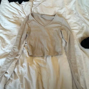 Beige ribbad tröja från New Yorker - Säljer en beige ribbad tröja från New Yorker. Tröjan har en v-ringad hals och långa ärmar. Perfekt för en stilren look. Använd fåtal gånger, sann i storlek. Skriv vid önskan att se tröjan på💞