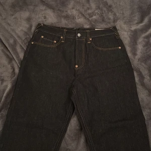 Svarta jeans med mönstrade detaljer från evisu  - Unika svarta jeans med coola mönstrade detaljer på baksidan från evisu 👀De har en klassisk femficksdesign och kontrastsömmar👀. Perfekta för dig som vill sticka ut med en annorlunda stil😤