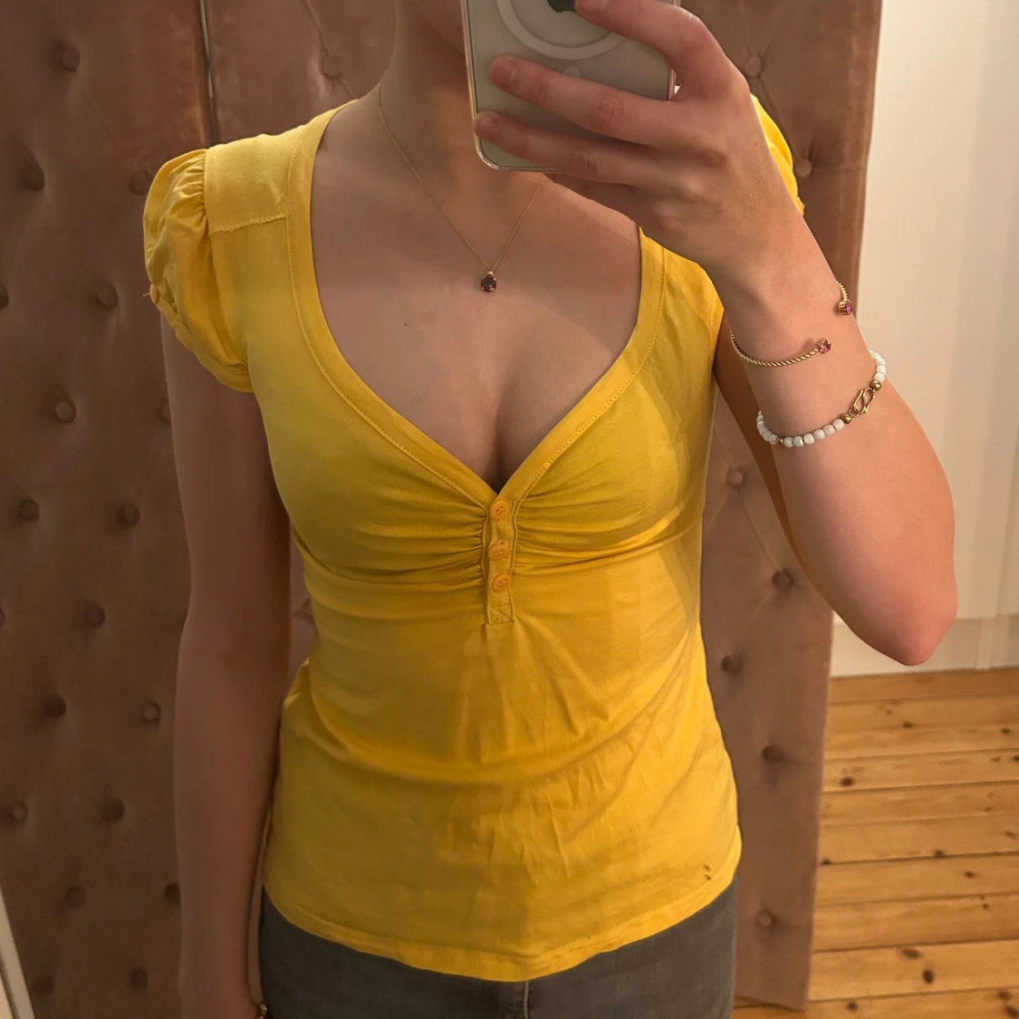 Gul v-ringad topp