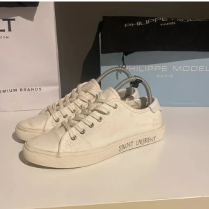 Saint Laurent skor - SKICKA PRISFÖRSLAG!                                  Säljer ett par feta Saint Laurent skor som är perfekta nu inför våren/sommaren☀️| Passar stl 40 | Mycket bra skick förutom att de är smutsiga men det går att tvätta de🌟| Dustbag ingår! | Vid frågor är det bara att skriva | Fraktas alltid inom 48h📦