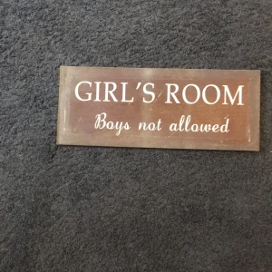 Skylt 'Girl's Room' - Charmig skylt i trä med texten 'Girl's Room - Boys not allowed'. Skylten har en rustik look med vit text på brun bakgrund. Och ska nt ljuga den är jävligt cool