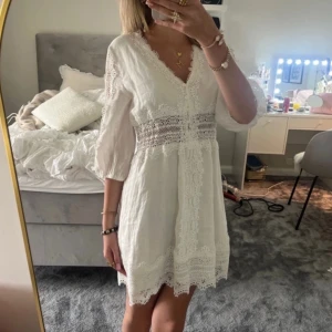 Vit klänning Zara  - Superfin klänning från Zara som inte säljs längre, använd 1 gång. I strl Xs 