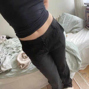 Svarta linnebyxor - Svarta linnebyxor från nellly💕                                  Använd endast ett fåtal gånger(frakten kan ta lite längre tid för jag gör lumpen❤️)