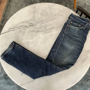 Levis 511 | Jeans - Mörkblå fade | 511 jeans | Slimfit, men inte för tajta | 30:32 | Riktig eftertraktad färg med fade:en | Färgen framgår tydligast i första bilden | Köptes för 1100 i Miami | Modellen är 185 cm och väger 72 kg