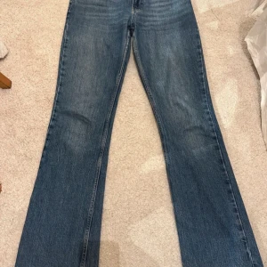 Blå jeans från Perfect Jeans - Säljer ett par klassiska blå jeans från Perfect Jeans. De har en bootcut-stil. Passar S och M.