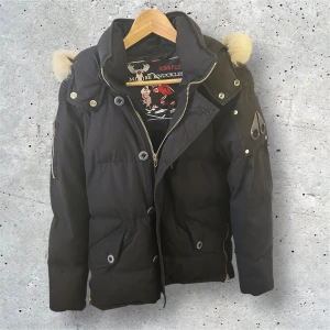 Moose Knuckles Jacka - Säljes: En original Moose Knuckles jacka i klassisk svart. Denna jacka är det perfekta valet for dig som vill ha en stilren och tidlös look med en touch av lyx. Storleken ar S men passar som en stor XS, liten S 100% äkta Detaljer: • Marke: Moose Knuckles • Farg: svart • Storlek: Liten Small • Skick: 8/10 • Priset kan diskuteras vid snabb affar