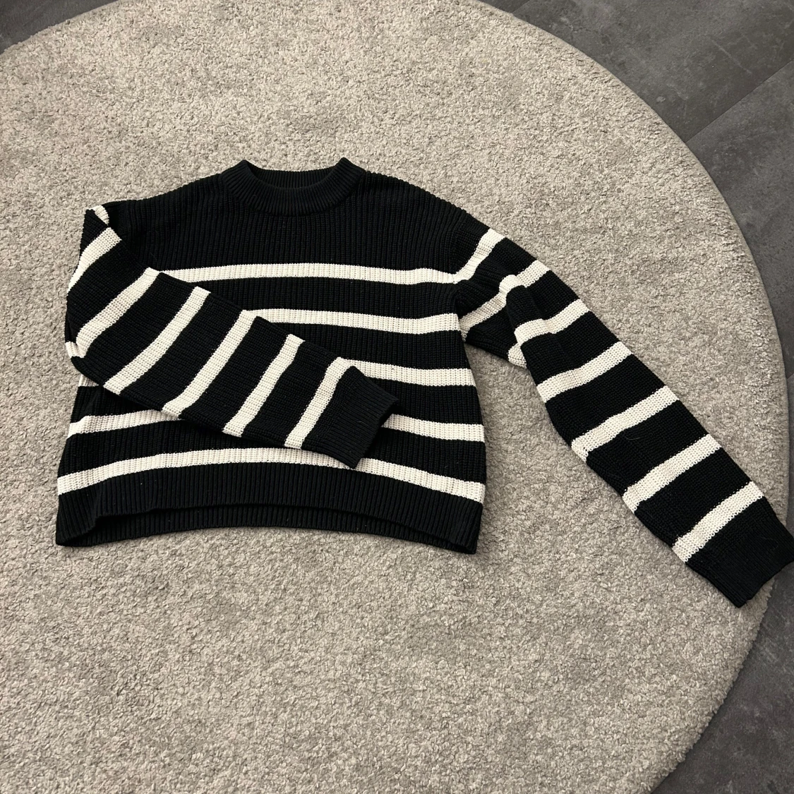 Svart och vit randig stickad tröja