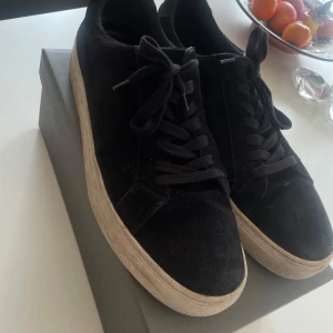 Mörkblå sneakers från Vagabond - Snygga mörkblå sneakers från Vagabond i mocka med snörning. Perfekta för en stilren look. Skorna har en robust sula och klassisk design. Lite smutsiga, går att tvätta bort!
