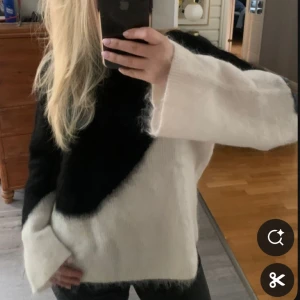 Svart och vit stickad tröja - Säljer en snygg stickad mohair tröja i svart och vitt med en unik diagonal design. Tröjan har långa ärmar och en bekväm passform, perfekt för kyligare dagar. En stilren och modern look som passar till många tillfällen. Nypris 1200, kom gärna med prisförslag😊