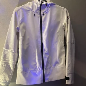 Vit jacka från Moncler - Snygg vit jacka från Moncler fem pandabuy bra skick storlek xs. Perfekt ni för våren 