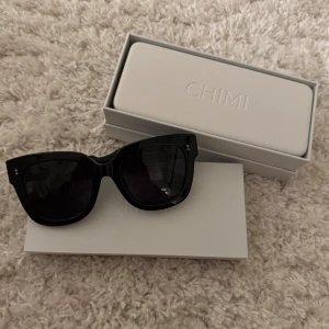 Chimi glasögon  - Sprillans nya chimi solglasögon då jag ångrade mig men inte kunde hitta kvittot. Färgen black i modellen 08