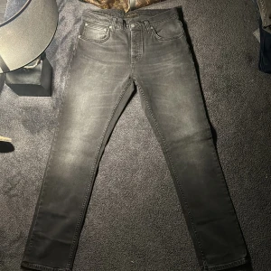Grå jeans från Nudie Jeans - Snygga grå jeans från Nudie Jeans med en klassisk femficksdesign. De har en straight passform och är tillverkade i slitstarkt denim. Perfekta för en stilren look.Använda 1 gång och är i ett mycket bra skick. Pris kan diskuteras