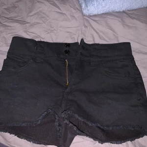 Svarta shorts - Snygga svarta lågmidjade shorts från barnavdelningen på h&m. Jag brukar ha xs/s men dessa är för små för mig så skulle säga att dem passar en med xs. Använda 1 gång. Midjemått rakt över är 35 cm. Hör av dig vid frågor 💞