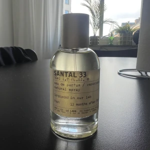 Santal 33 Eau de Parfum  Le Labo - Säljer en flaska Santal 33 Eau de Parfum från Le Labo. F 50 ml. En väldigt kryddig och fruktig parfym som kan va väldigt passande nu fram till våren och sommaren. Endast testsprutad några enstaka sprut. Ny pris på denna är ungefär 2300-2400