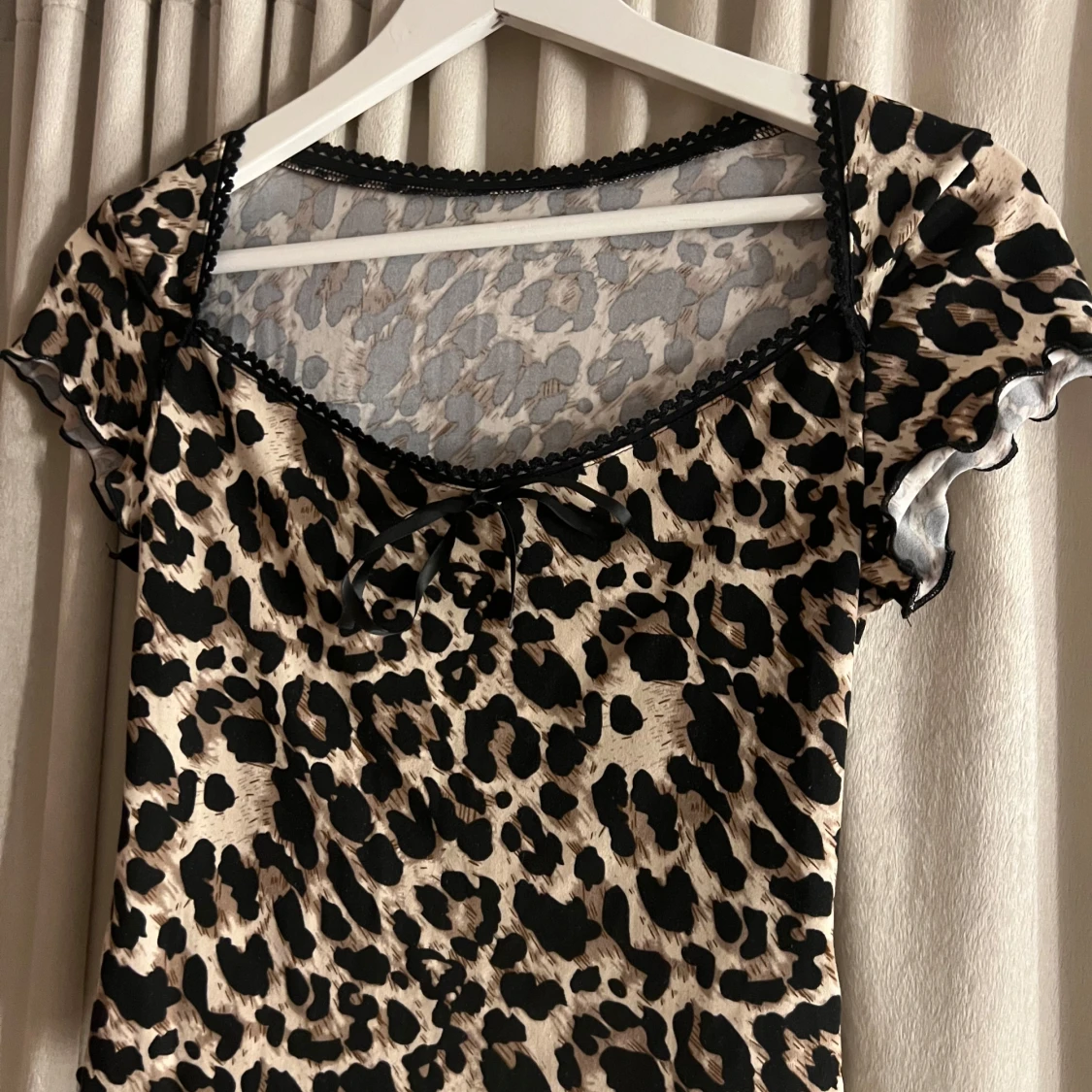 Leopardmönstrad topp med spetsdetaljer