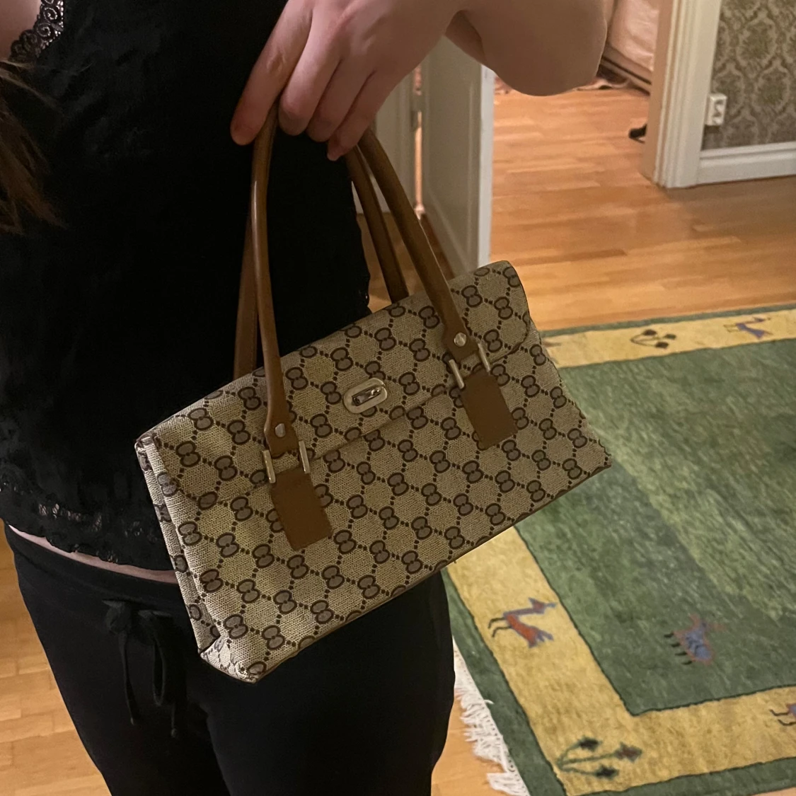 Beige och brun handväska med mönster