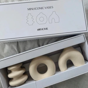 Mini Iconic Vases från H&M Home - Säljer ett set med tre mini-vaser från H&M Home. Kommer i originalförpackning. 