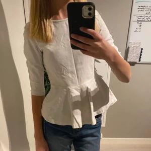 Vit blus - Super söt vit blus 🩷 har tyvärr fått lite fläckar, men inget märkbart från avstånd ☺️🙌🏼