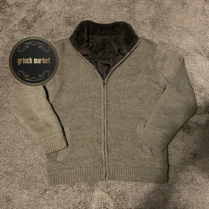 Fodrad kofta  - En fräsch fodrad kofta i mycket bra skick, finns inga fel eller defekter, skick 9/10 |  dun material inuti samt fodring i kragen gör den grym nu till vintern/våren | storlek L och den sitter som en M/L, den är lite för stor på mig som är 181cm, mått kan fås i DM | kom gärna med frågor och funderingar! |