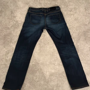 Mörkblå jeans från Jacob Cohën  - Säljer mina Jacob Cohen jeans med inga defekter alls och i modell 620. En härlig och fin mörkblå färg som går att matcha till många kläder.