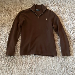 Polo Ralph Lauren Quarter zip - Säljer nu en vintage Polo Ralph Lauren quarter zip köpt i Japan för några år sen. Tröjan är i bra skick. Storlek L men passar även M. Skriv vid frågor!