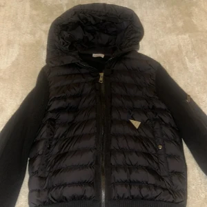 Moncler cardigan jacka - Moncler jacka i storlek L men passar M, 9/10 skick