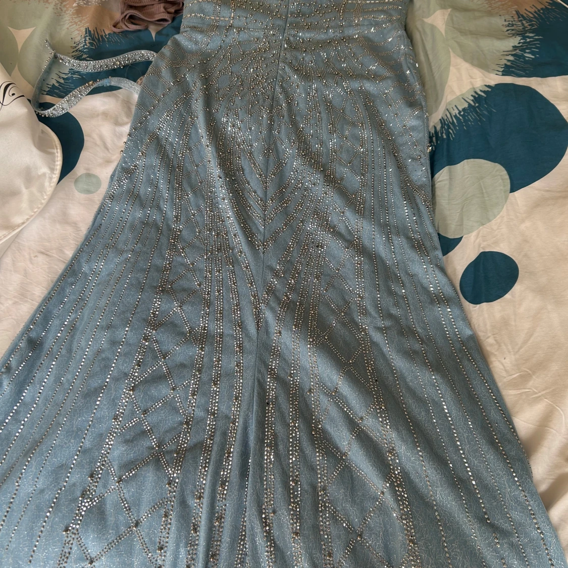 Ljusblå glittrig långklänning med pärldetaljer - 3