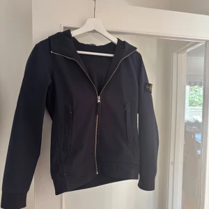 Stone Island jacka  - Jackan har inga defekter som jag vet och den är 156 men sitter som en xs.