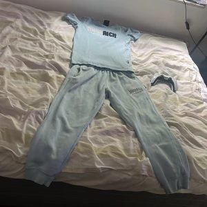 Ljusblå mjukisbyxor från Hoodrich - Säljer ett par ljusblå mjukisbyxor från Hoodrich i storlek M (10-12 år). Byxorna har resår i midjan och är tillverkade i mjukt material för maximal komfort. Perfekta för en avslappnad stil. Hela sättet för 400 , om du vill köpa enskilt så kostar tröjan 200 och byxorna 200