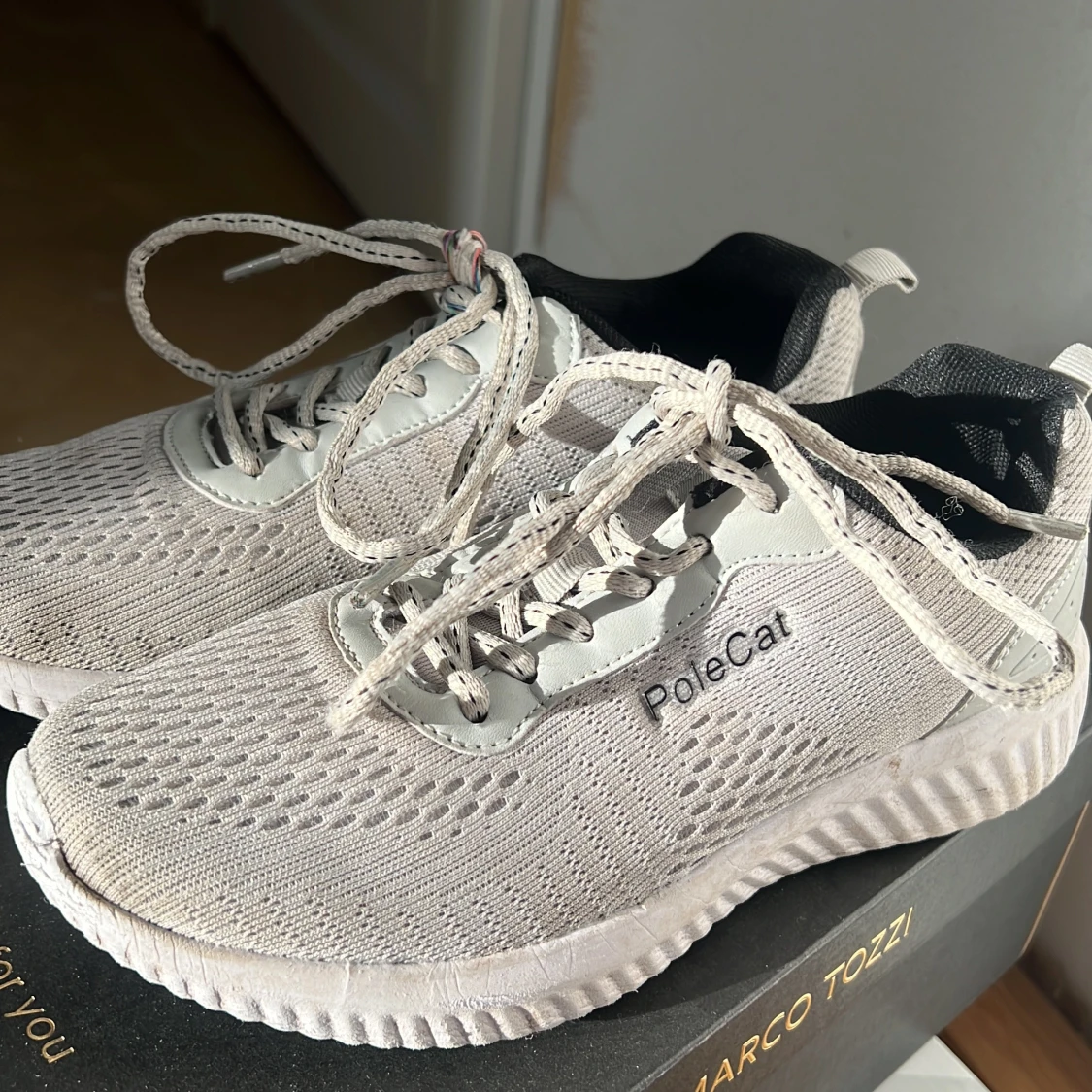 Ljus gråa idrottsskor från Polecat - 1