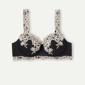 Intimissi bh svart Balconette - Snygg svart bh med vackra broderade spetsdetaljer i vitt längs kupor, axelband och nederkant. Ger en lyxig känsla och har breda axelband för extra komfort. Perfekt för dig som vill ha något extra fint under kläderna. Säljer pågrund av fel storlek