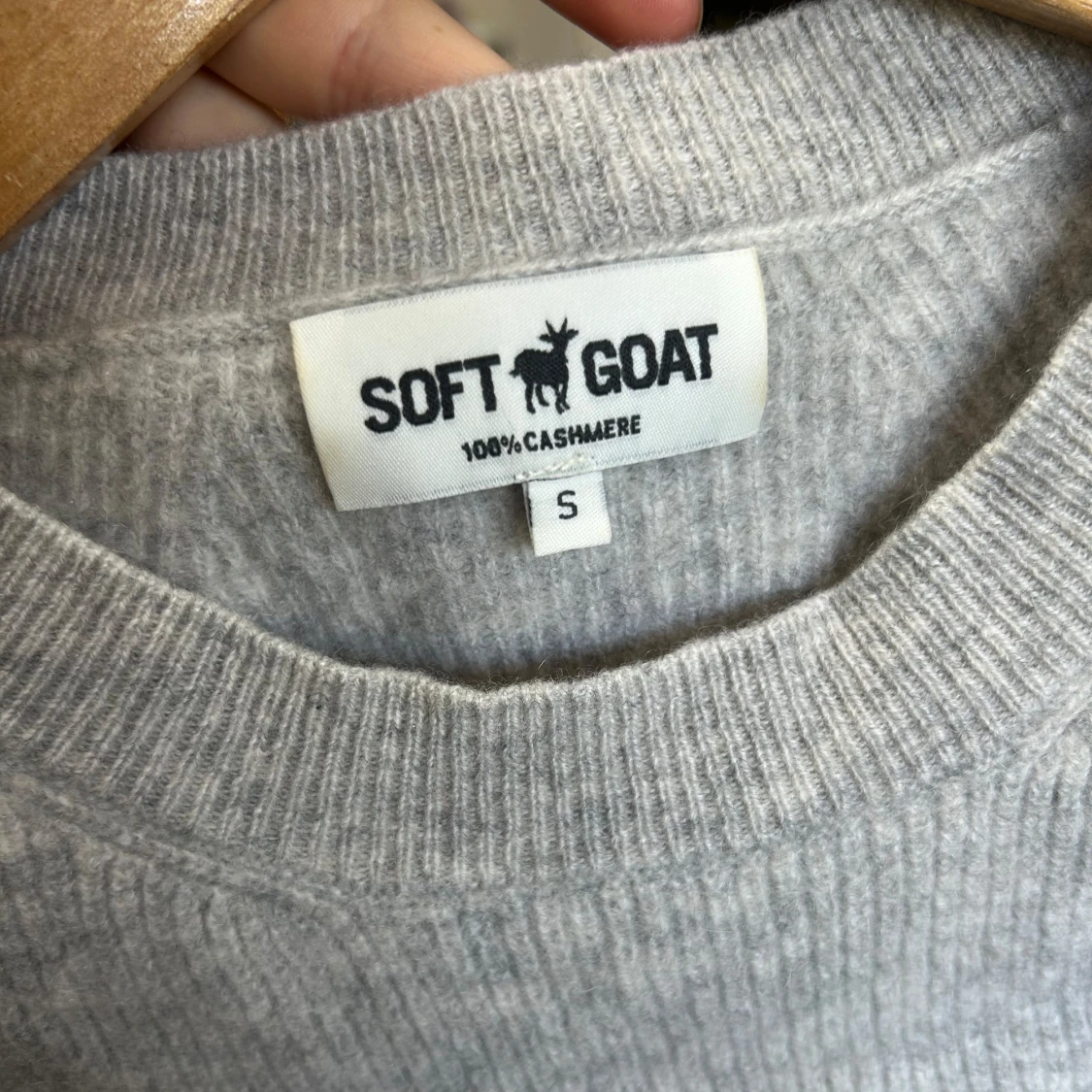 Ljusgrå stickad tröja från Soft Goat - 1