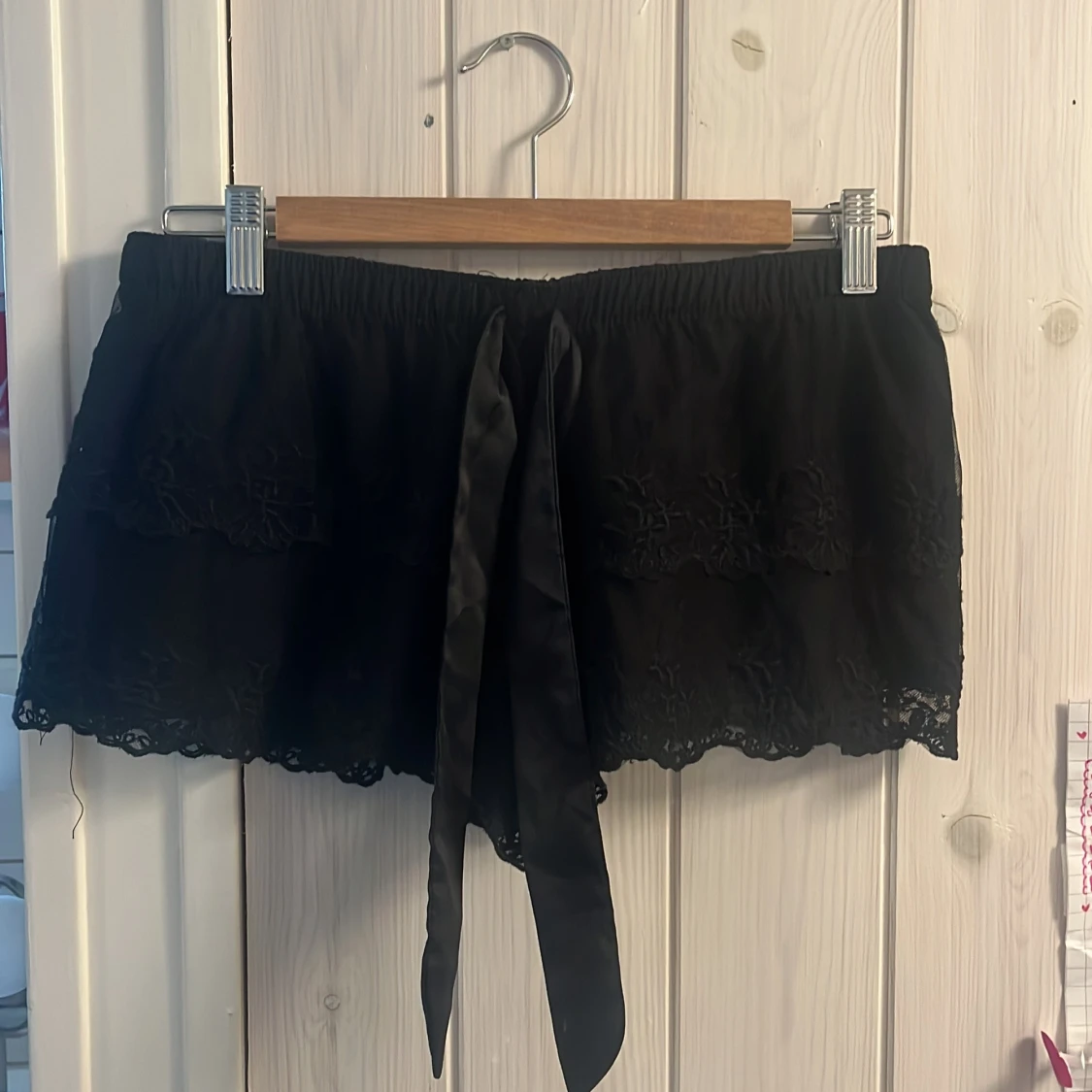 Svarta shorts med spets och knytband