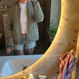 Grön oversized bomberjacka - Så snygg grön bomberjacka. Storlek L och sitter lagom oversized på mig o jag brukar ha strl S-M. Nypris på dessa jackor ligger på runt 1500-2000kr❤️🥰🥰🥰