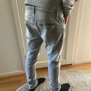 Dondup George  - Dondup George, trendigaste jeansen och färgen på marknaden, har lite deffekter på benet men man tänker ej vid användning, bästa gråa färgen till sommaren, nypris: ca 3000-4000, skick: grymt bra, Lägg ett bud eller köp direkt!!!