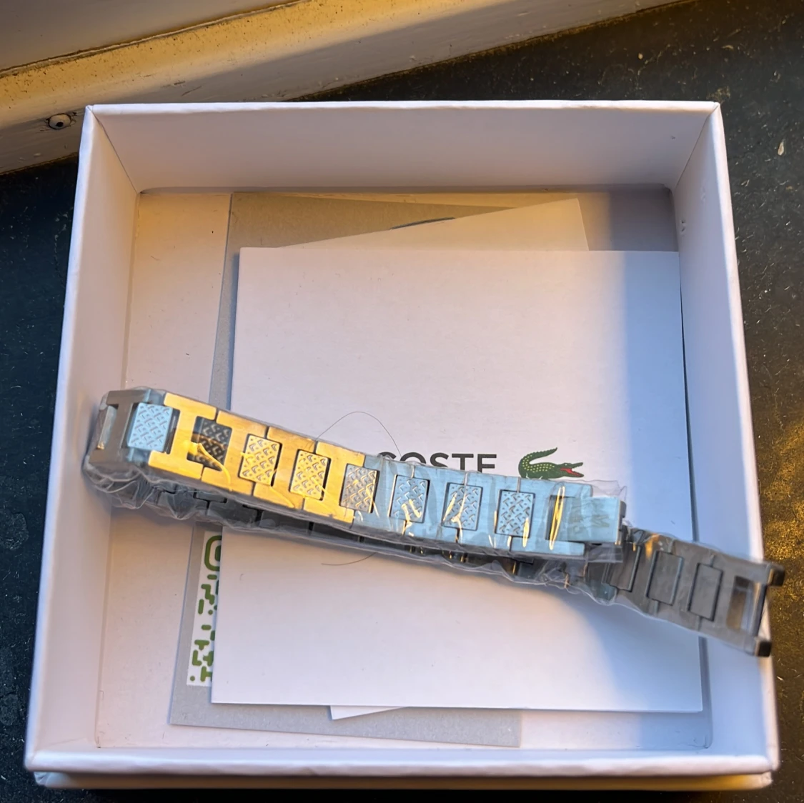 Silverfärgad armbandsklocka från Lacoste