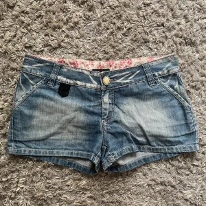 Jeansshorts - Super söta jeansshorts från Bik Bok med midjemåttet 42 cm tvärs över💕