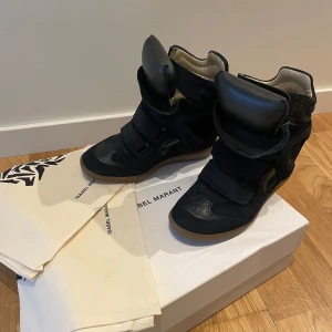 Isabel Marant Beckett - Intressekoll på mina Isabel marant. Säljer dessa då dom är lite stora för mig. Nyskick! det är bara i inner sulan som syns att skorna är använda inga andra slitage eller skador. Helt äkta, 2 dustbag och original lådan följer med. (Tryck inte köp nu utan skriv till mig innan)  byte till 35 kan vara intressant i bra skick💛!