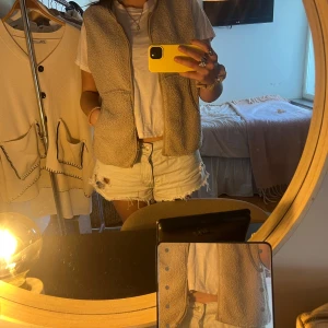 Beige teddyväst med dragkedja - Mysig beige teddyväst med dragkedja framtill och två fickor🧸