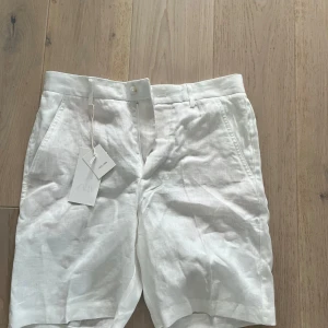 Vita linneshorts från Zara - Säljer dessa helt nya linneshorts från Zara. Storlek M. Helt oanvända och prislapp sitter kvar Priset ej hugget i sten!