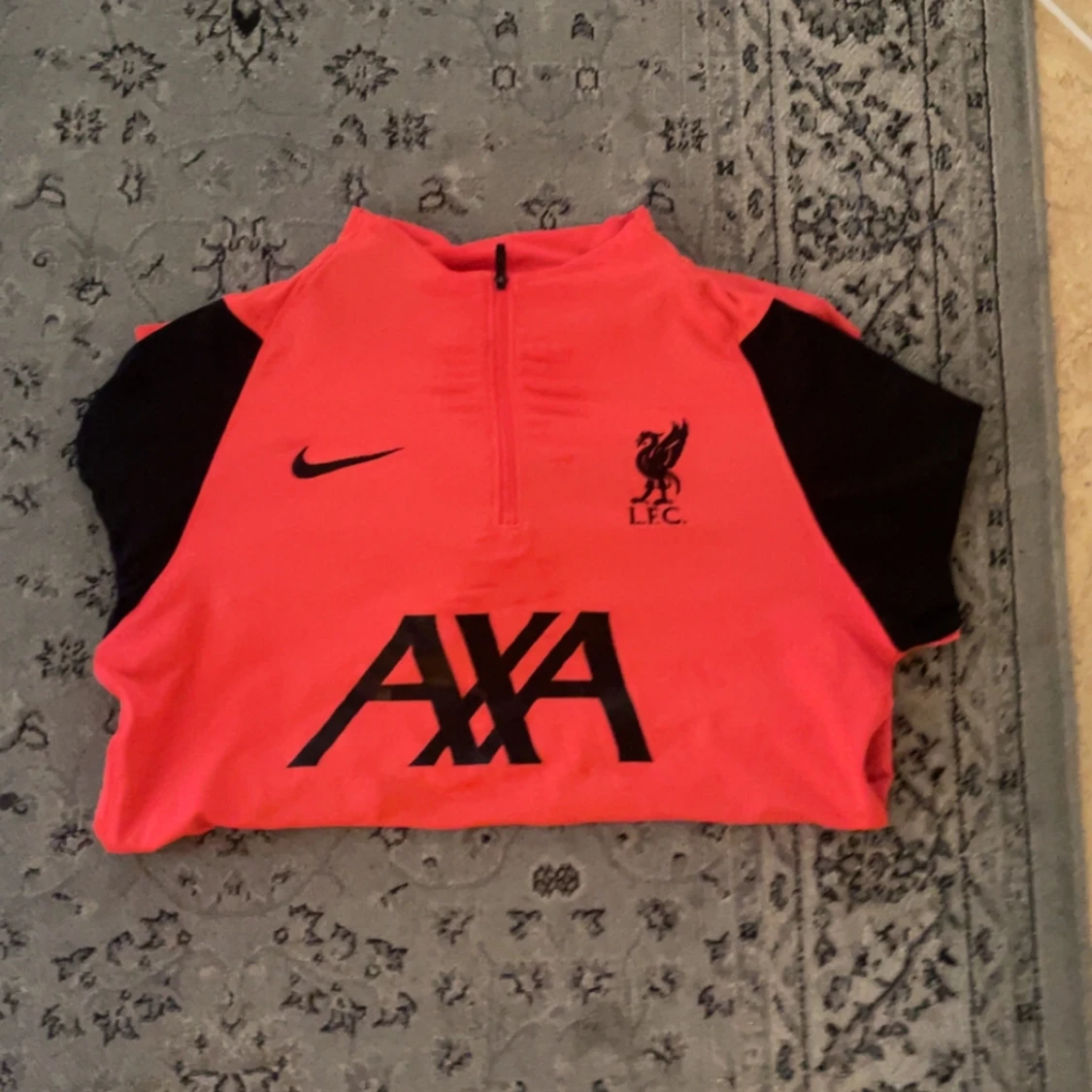 Röd tränings-tröja från Nike x Liverpool FC