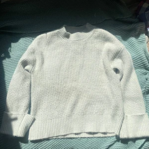  stickad tröja från VILA -  stickad tröja från VILA i storlek S. Jättefin blandning av grå blå färg och skönt material. Kontakta vid frågor!💗